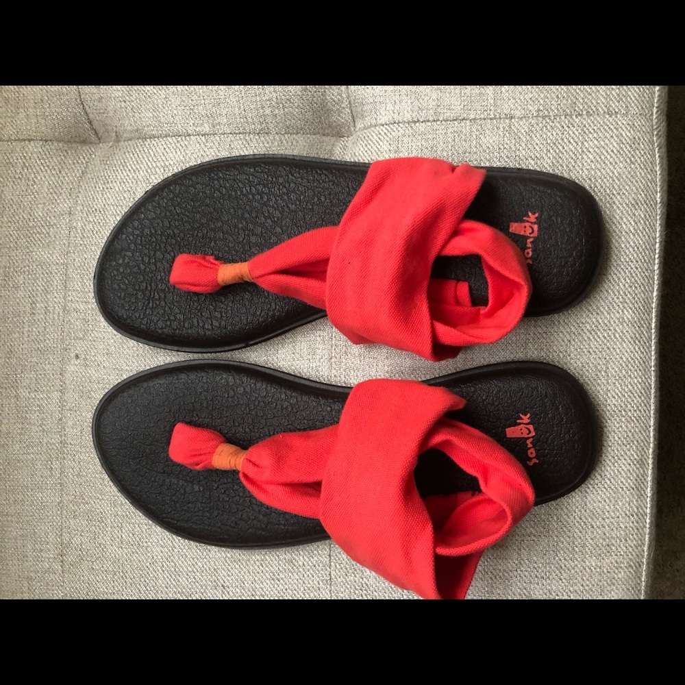 Brand new coral Sanuk sandals size 8